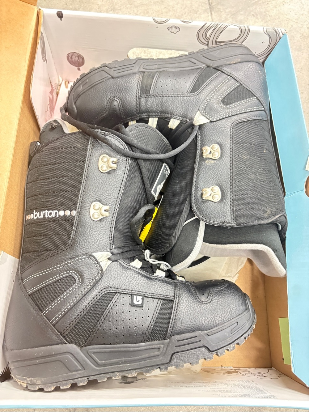 Women’s Burton Casa Snowboard Boots Box - Black and Light Gray Label size 6.5